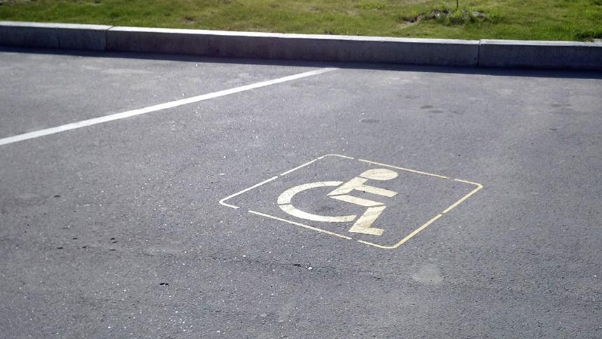 Водители с инвалидностью будут бесплатно парковаться во всех регионах
