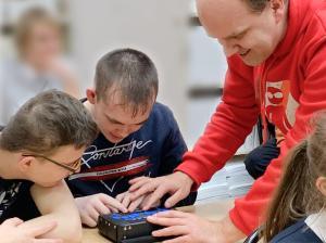 Тифлотехническое оборудование ГК «Исток-Аудио» представили в Нижегородской библиотеке для слепых