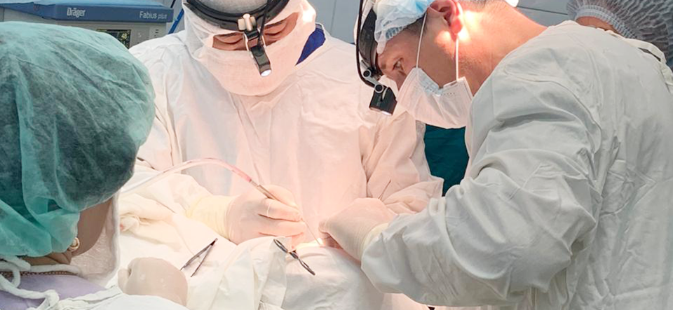 Алтайский хирург провел первую операцию по установке импланта Ponto