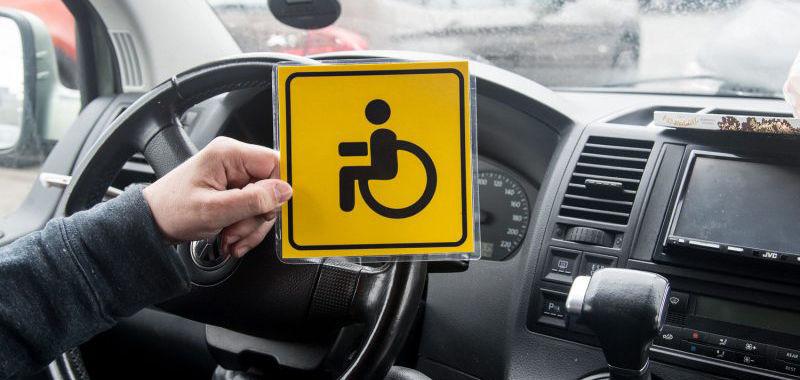 Минтруд установил новые правила выдачи автомобильного знака «Инвалид»