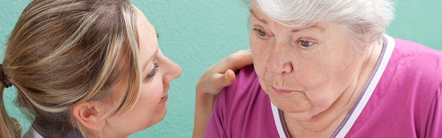 Какова взаимосвязь между старением организма и центральной слуховой обработкой?