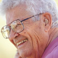 Какую роль играет повседневная деятельность в принятии пожилыми людьми слуховых аппаратов?