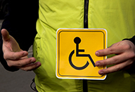 Автомобильный знак для инвалидов может стать именным
