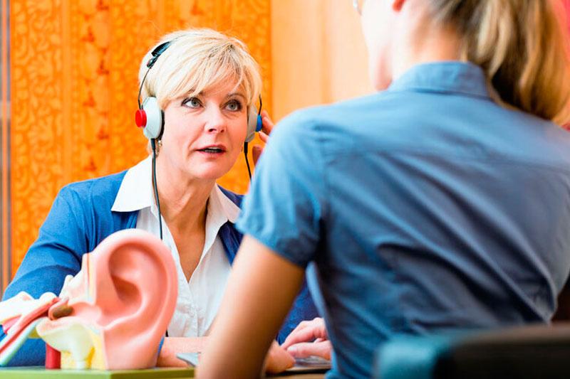 Люди теряют слух и попадают в социальную изоляцию: как уберечь здоровье