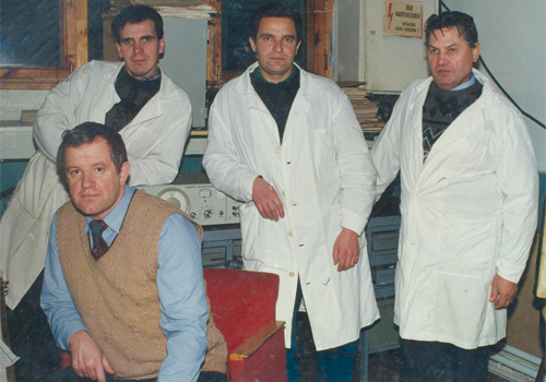Н.И. Богомолов (внизу слева) с сотрудниками